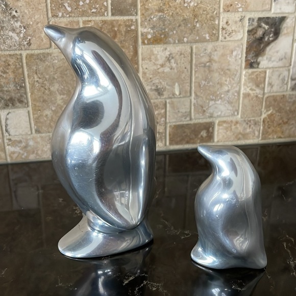 Set of Hoselton Canada penguin cast aluminum sculptures. - Picture 4 of 7